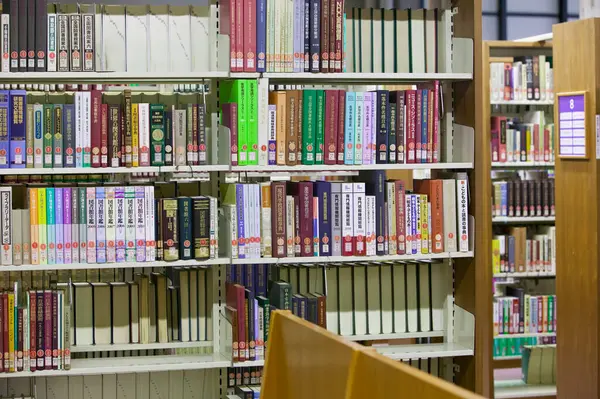 Üniversite kütüphanesinin içi kitaplık ve diğer mobilyalarla dolu