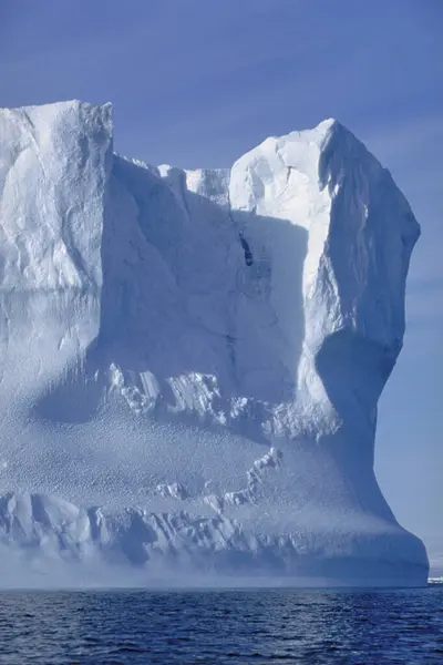 Eisberg Schwimmt Kalten Wasser — Stockfoto