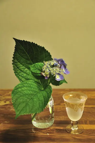 Ortanca Çiçekleri Küçük Vazoda Şarap Kadehiyle Masada — Stok fotoğraf