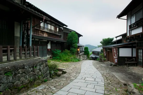 Japonya 'da geleneksel ahşap cadde