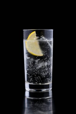 Bir bardak buzlu ve limonlu cin tonik.