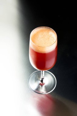 Koyu arkaplanda cam karışımının yakın plan görüntüsü       