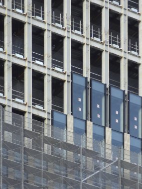 Açık çelik iskeleti olan modern bina yapım aşamasında.