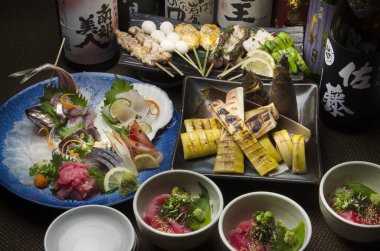 Masadaki lezzetli yiyeceklerin yakın plan görüntüsü