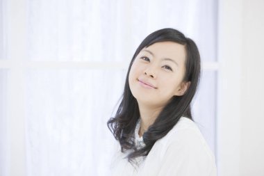 Odada dinlenen güzel genç bir kadının portresi.