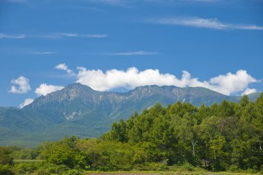 Mavi gökyüzü ile güzel dağ manzarası