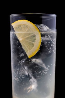 Bir bardak buzlu ve limonlu cin tonik.
