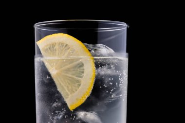 Bir bardak buzlu ve limonlu cin tonik.