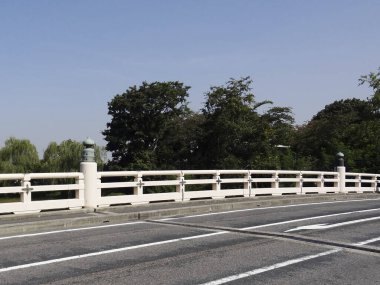 Şehirde boş yol, arka planda seyahat yeri