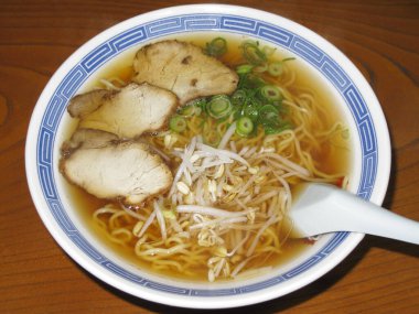 Lezzetli bir kase ramen yiyorum.