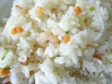 Karides ve sebzeli lezzetli pilav manzarası.