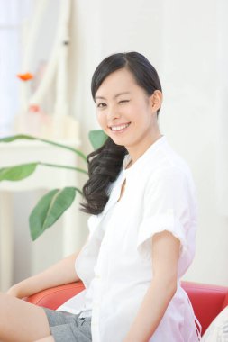 Odada dinlenen güzel genç bir kadının portresi.