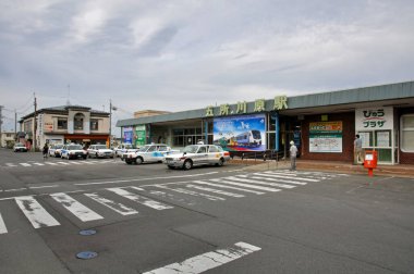 Şehir yoğunluğu geniş yol boyunca görünen temiz ve muhteşem mimari tarafından azaltılmaktadır.