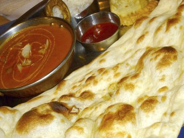 Masadaki çeşitli lezzetli çerezlerin ve sosların yakın plan görüntüsü