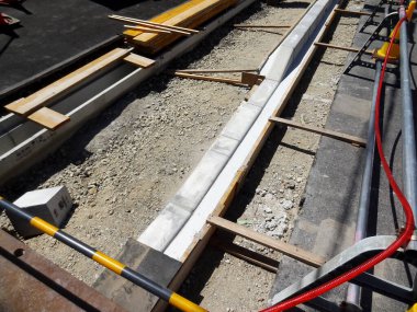 İnşaat alanında çakıl tabanlı beton kaldırım oluşumu