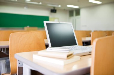 Tahta masadaki dizüstü bilgisayarın yakın görüntüsü