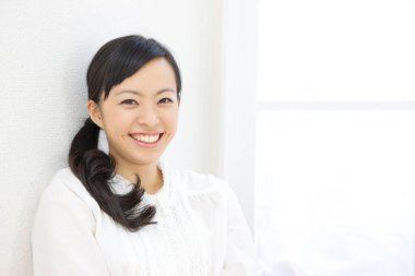 Odada dinlenen güzel genç bir kadının portresi.