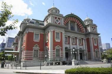 Tarihi Kırmızı ve Beyaz Osaka Şehir Merkezi Kamu Salonunun Dış Görünümü