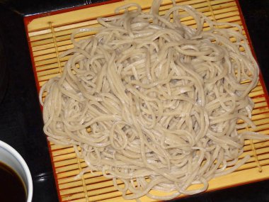 Japon sobası eriştesinin yakın plan görüntüsü.