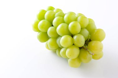 Beyaz arka planda taze üzümler, yakın plan.    
