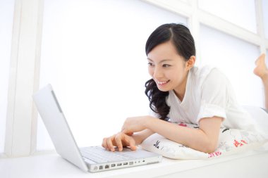 dizüstü bilgisayar kullanan genç kadın