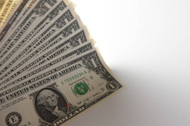 Dolar banknotları beyaz arkaplanı kapatır 