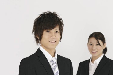 Beyaz arka planda Asyalı işadamı ve iş kadını portresi 