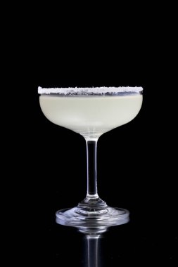 Koyu arkaplanda cam karışımının yakın plan görüntüsü       