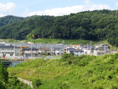 Çevresi yemyeşil yamaçlarla çevrili küçük bir köy.