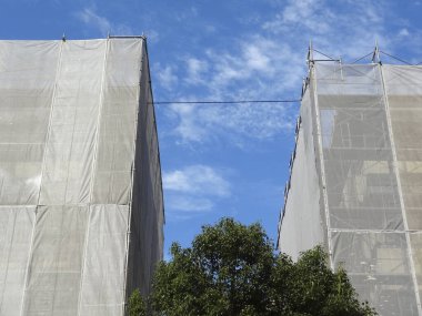Güneşli bir günde yeni modern binaların inşası