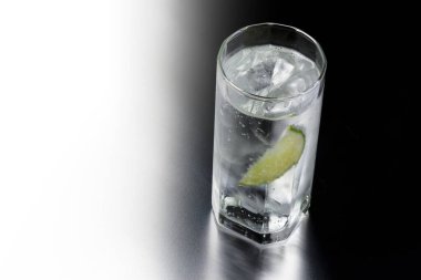 Buzlu ve limonlu bir bardak cin tonik.