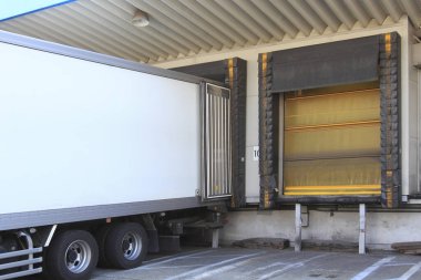 Depoda yüklemek için karavan