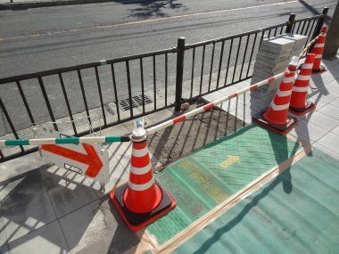 Yol yapımı için güvenlik konileri