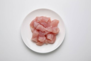 Beyaz arka planda çiğ tavuk filetosu.