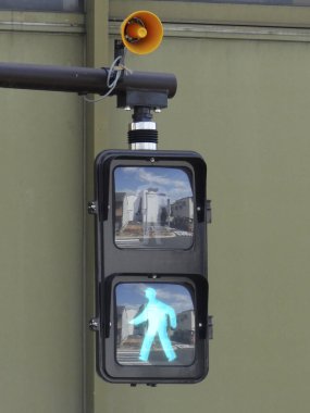 Aydınlatılmış yaya geçidi sinyali dışarıda yürüyen figürleri gösteriyor