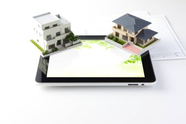 ev modelleri ve tablet masada, sigorta konsepti 