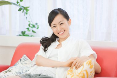 Odada dinlenen güzel genç bir kadının portresi.