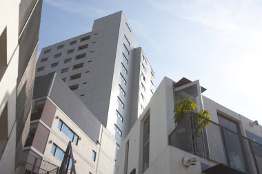 Modern şehir mimarisi gündüz görünümü 