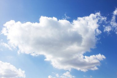 mavi gökyüzü ve beyaz bulutlar arka plan