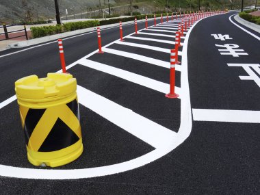 Şehir caddesinde yol tabelası 