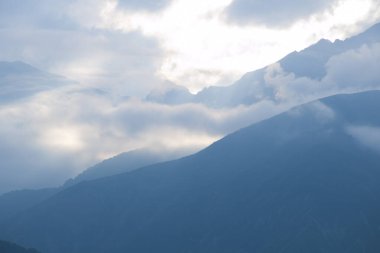 Bulutlu ve sisli güzel dağ manzarası 