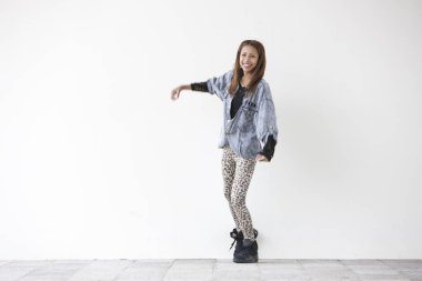 Beyaz arka plan üzerinde güzel genç Asyalı kadın portresi