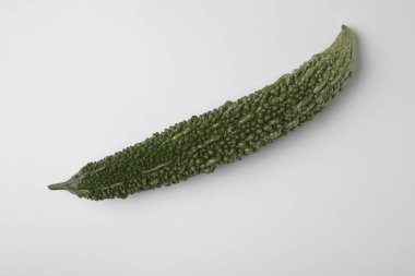 Beyaz arka planda duran tek yeşil kavun