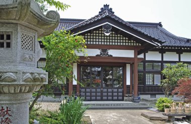 Japonya 'daki Japon tapınağı, arka planda seyahat yeri.