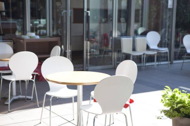 Restoranın içinde boş masalar ve sandalyeler. 