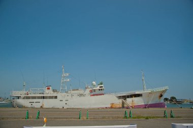 Gündüz vakti şehir limanındaki gemi görüntüsü 