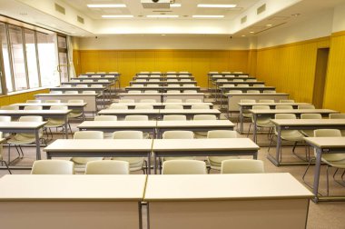 Beyaz sandalyeli boş sınıf