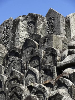 Japonya 'da bir toplu mezarlıkta toplu mezar taşı.