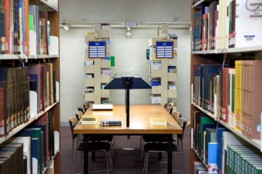  Kütüphanede bir kitap, bir sürü kitap.