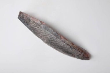 Beyaz arka planda izole edilmiş tütsülenmiş balık